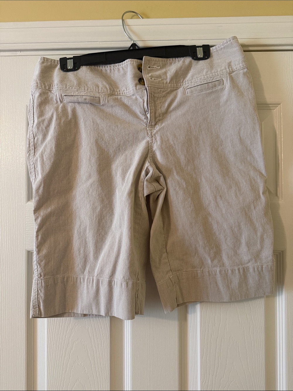 Madison Light Beige/white Bermuda Shorts